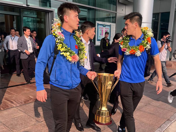 Cận cảnh ĐT Việt Nam rước cúp ở sân bay Nội Bài, những nhà vô địch AFF Cup 2024 đã trở về