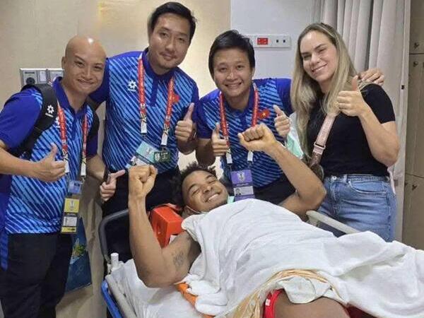 Xúc động hình ảnh Xuân Son đau đớn vẫn xem ĐTVN qua điện thoại, cười tươi chúc mừng chiến thắng