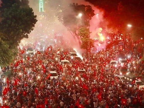 Báo Trung Quốc sửng sốt với cảnh tượng đặc biệt ở Việt Nam sau chức vô địch AFF Cup