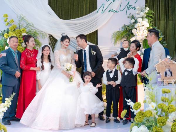 Đám cưới viên mãn của vợ chồng trẻ có 5 con ở Thanh Hóa