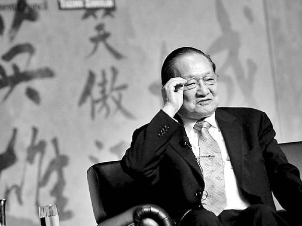 Bi kịch ít ai biết của nhà văn Kim Dung: Cuộc đời thăng trầm hơn cả những trang tiểu thuyết kiếm hiệp