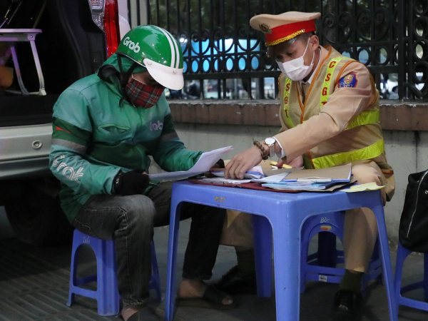 Tài xế xe ôm đi lên vỉa hè: Do khách giục nên tôi bị phạt nửa tháng lương