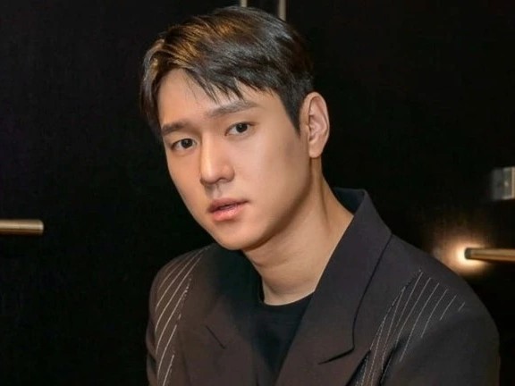 Sốc: Tài tử Reply 1988 bị tố chụp ảnh đồi trụy với gái lạ