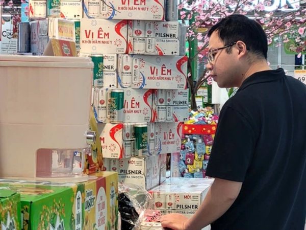 Người bán bia Tết mời khách mua nhanh kẻo... giá tăng