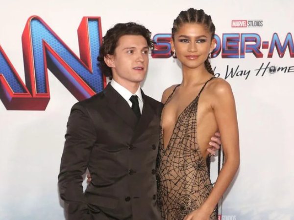 HOT: 'Người nhện' Tom Holland cầu hôn thành công Zendaya bằng nhẫn kim cương 5,1 tỷ