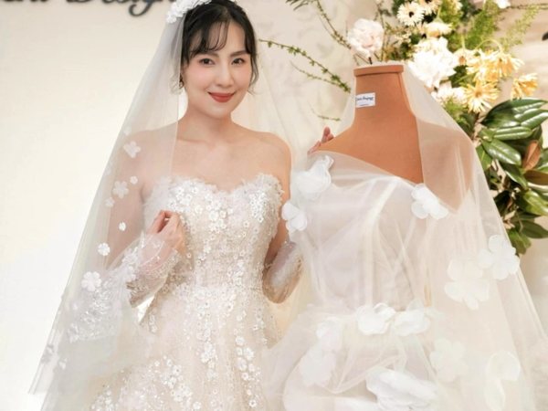 Chiếc váy cưới đính 1000 bông hoa, 1000 viên đá Swarovski chứng minh độ xa xỉ trong hôn lễ của MC Mai Ngọc và chồng thiếu gia