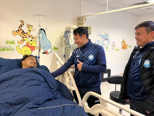 Xuân Son hát Quốc ca sau khi phẫu thuật, nói một câu về bánh chuối khiến tất cả bật cười