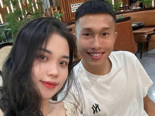Trên sân ở Thái Lan, câu nói của cầu thủ Doãn Ngọc Tân khiến vợ rơi nước mắt