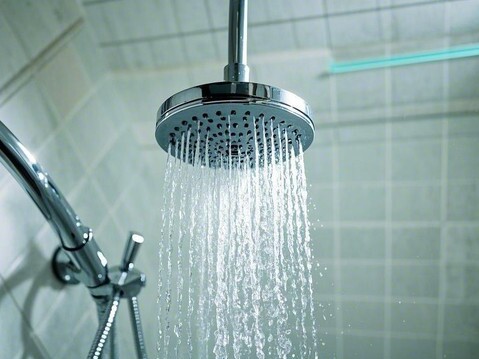 Người đàn ông đột quỵ khi đang tắm: Bác sĩ chỉ ra 3 thời điểm tắm cực hại tim, sau 65 tuổi nên tránh