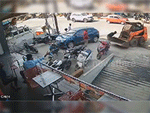 Người đàn ông bị thương khi cố cản chiếc máy xúc đang tự di chuyển