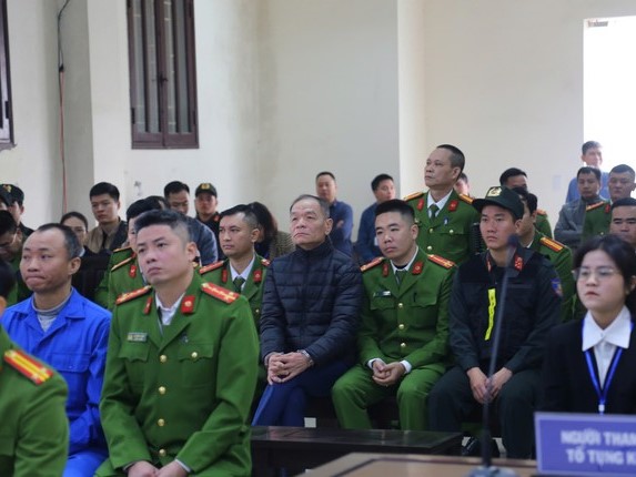 Bị cáo Lê Thanh Vân phản bác lời khai của doanh nghiệp về việc ‘dúi phong bì 50 triệu đồng vào túi quần'