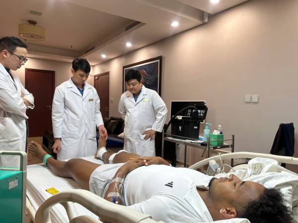 Bác sĩ điều trị cho Xuân Son hé lộ về 'ca mổ chịu nhiều áp lực' và những khó khăn khi phẫu thuật