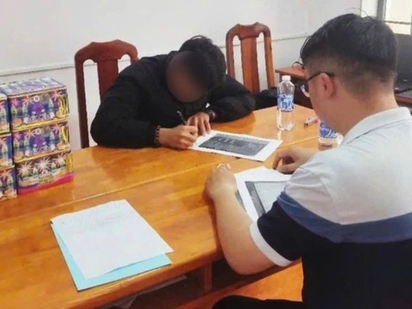 Bố báo công an khi thấy con trai 17 tuổi tàng trữ pháo, chất nổ