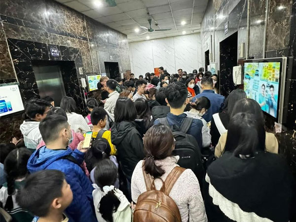 Hà Nội: Hàng nghìn cư dân mệt mỏi, chờ đợi gần 1 tiếng trước sảnh thang máy chung cư mới lên được đến nhà