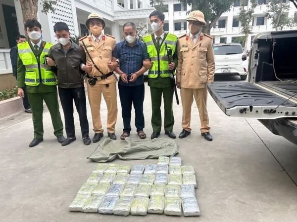 Cảnh sát nổ súng bắt ôtô có 34 bánh heroin, trên xe có chủ tịch xã