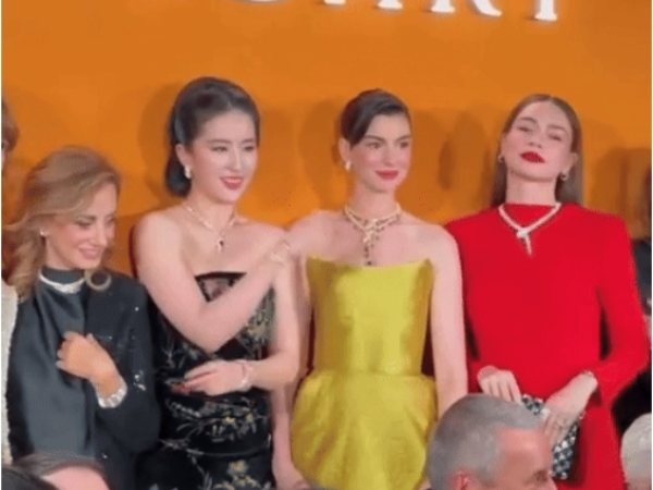 Khoảnh khắc 'viral' MXH: Hồ Ngọc Hà chung khung hình Lưu Diệc Phi và 'công chúa Disney' Anne Hathaway