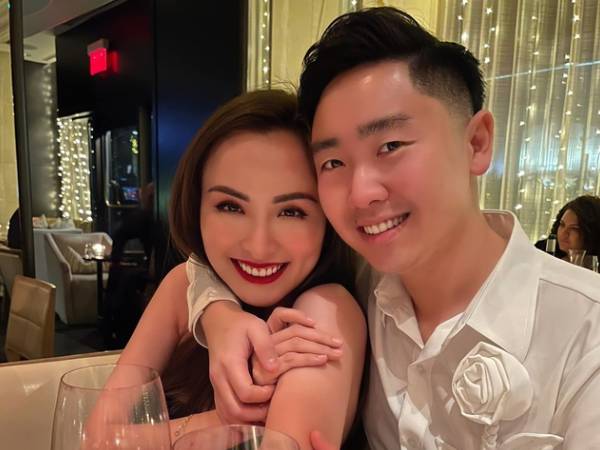 Hoa hậu Vbiz cùng chồng kém tuổi về Việt Nam sau thời gian định cư ở Mỹ