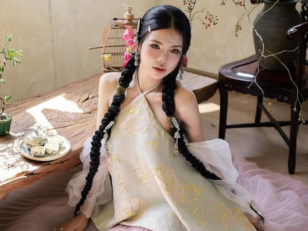 Chụp ảnh tết sớm, nữ MC game xinh đẹp hớp hồn fan