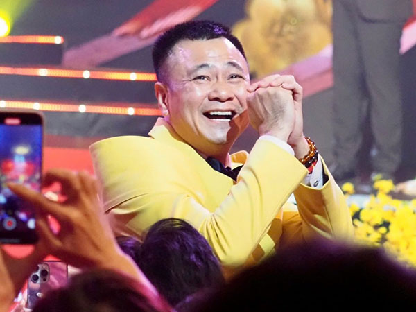 NSND Tự Long và show 'Anh trai' vỡ òa chiến thắng giải Mai Vàng 2024