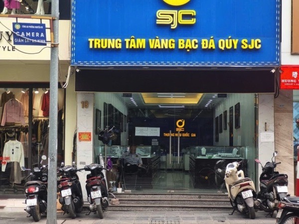 Đi mua vàng Tết, nhiều người nhìn thấy cảnh tượng rất lạ lùng