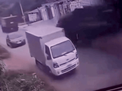 Clip ô tô con nát bét sau cú tông kinh hoàng của xe chuyên dụng, hiện trường ám ảnh