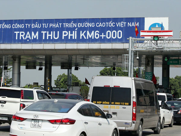 Hơn 590.000 tài khoản ETC hết tiền gây ùn tắc, sao không trừ qua thẻ ngân hàng?