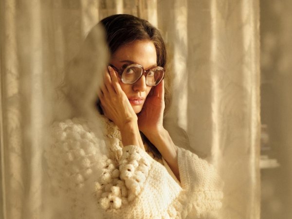 Angelina Jolie gặp trở ngại vì Brad Pitt