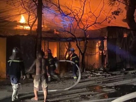 Nhân chứng vụ cháy lớn trên diện tích 300m2 tại Hồ Tùng Mậu: 'Ngọn lửa nhanh chóng bao trùm cả ngôi nhà dù chúng tôi đã dùng nhiều cách'
