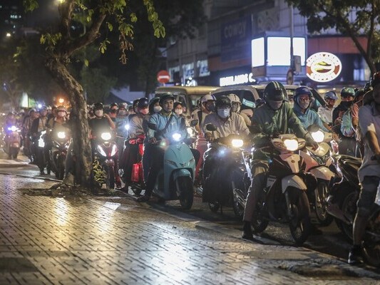 Kẹt xe kinh hoàng ở TPHCM, xe máy vẫn không dám leo lề
