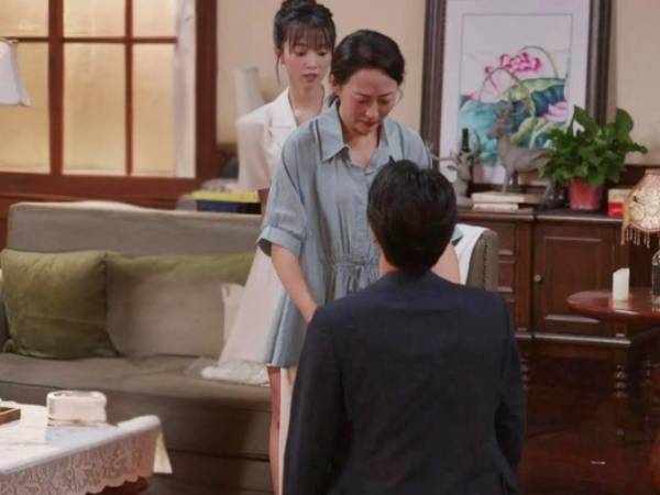 Mẹ vợ đưa vào tận giường một túi bóng đen to đùng, mở ra thứ bên trong khiến con rể quỳ xuống
