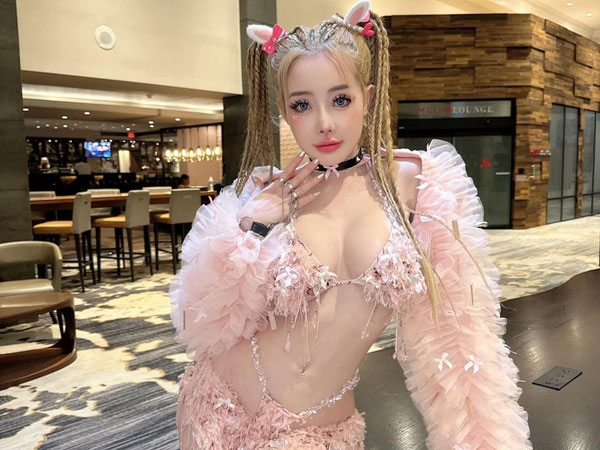 Ngân 98 với loạt outfit đi diễn hở bạo không 'đụng hàng'