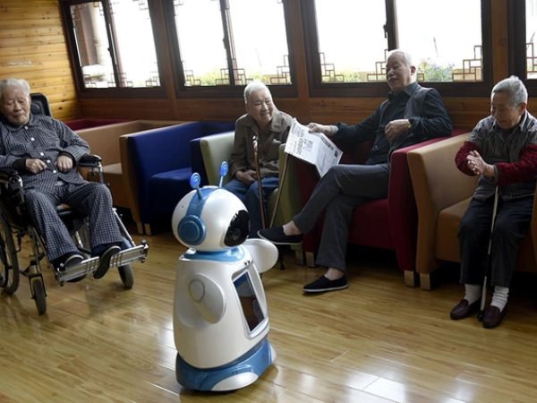 Trung Quốc sử dụng robot chăm sóc người cao tuổi