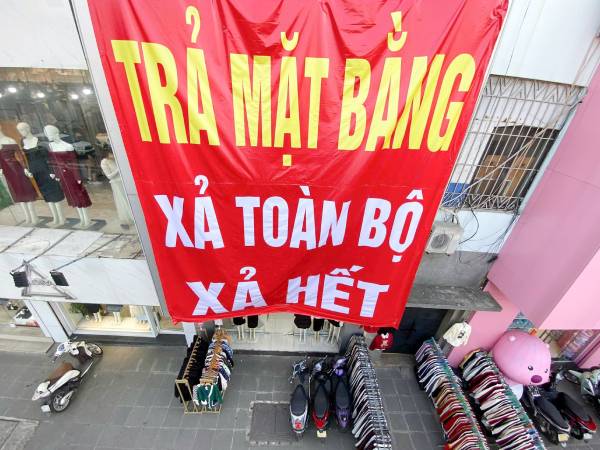 Cảnh đối lập: Thương hiệu đua nhau trả mặt bằng tại Trung tâm thương mại, nhà phố trong khi shipper bơi giữa đống hàng ở Hà Nội