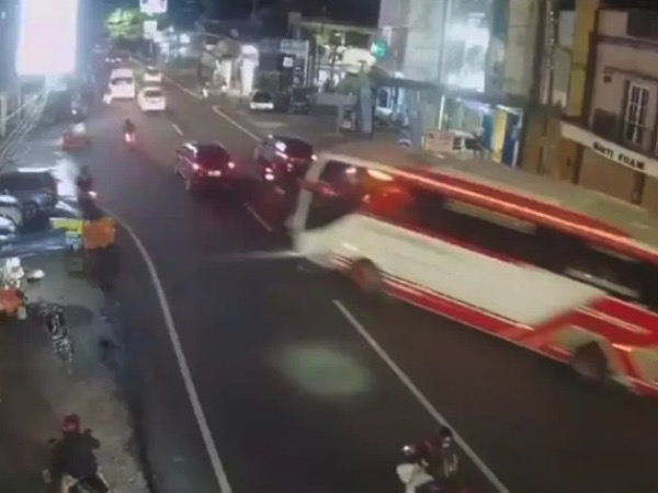 Xe buýt hỏng phanh đâm trúng 16 phương tiện khiến 4 người tử vong