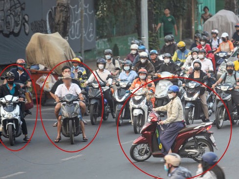 Người đi xe máy vẫn vượt đèn đỏ, leo vỉa hè ở nơi vắng CSGT