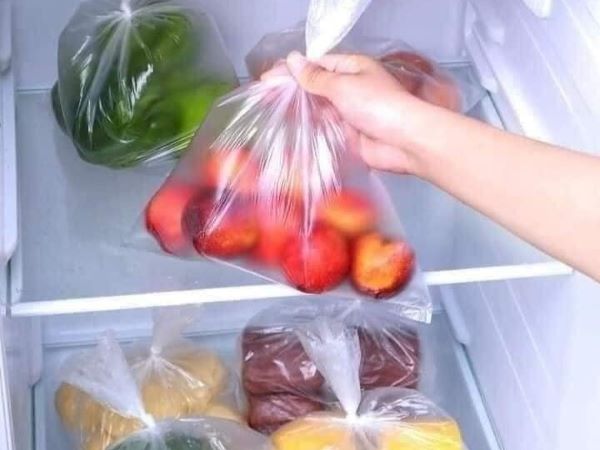 Vì sao không nên cho rau củ đựng trong túi nilon vào tủ lạnh?