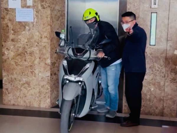 Hà Nội: Ô tô chặn lối chung cư, xe máy 'đi thang máy' lên cất trong căn hộ