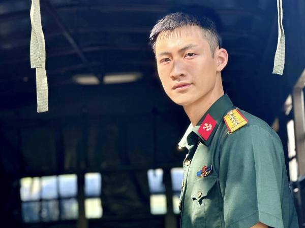 Vẻ ngoài điển trai lãng tử của Đại úy Hùng trong 'Không thời gian'