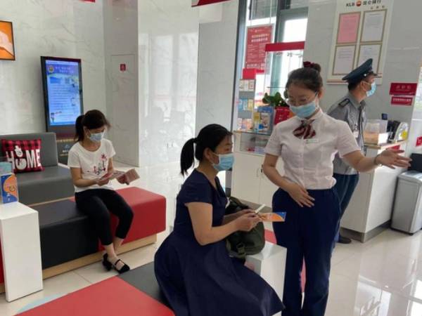 Người phụ nữ gửi tiết kiệm 34 tỷ đồng, 4 tháng sau chỉ còn đúng 200 nghìn đồng: Điều gì đã xảy ra khi giao dịch tại ngân hàng?