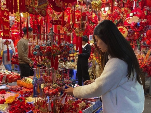 Phố Hàng Mã rực rỡ sắc đỏ trước thềm Tết Nguyên đán Ất Tỵ