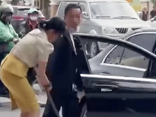 Người đàn ông đi xe Mercedes rút kiếm 'dọa' nhân viên môi trường ở Nha Trang