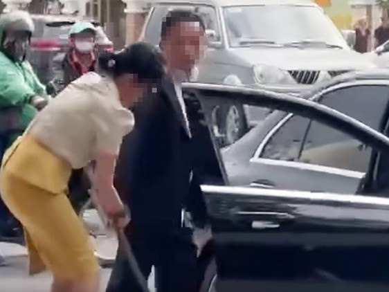 Người đàn ông đi Mercedes rút kiếm dọa nhân viên môi trường lên tiếng: Hái hoa để tặng đồng nghiệp
