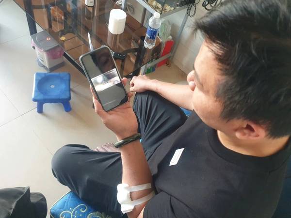 Nhóm người lao vào đánh tài xế ô tô và hỏi 'Mày biết tao là ai không?'