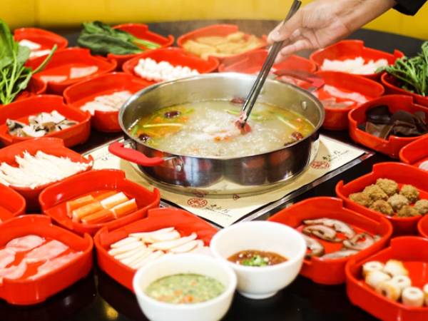 Cô gái 26 tuổi qua đời sau bữa lẩu, 2 thứ dùng chung khi ăn lẩu có thể gây chết người!