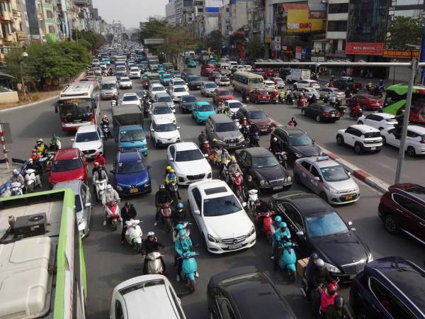 Phòng CSGT Hà Nội nêu lý do đường phố ùn tắc 'cả ngày'