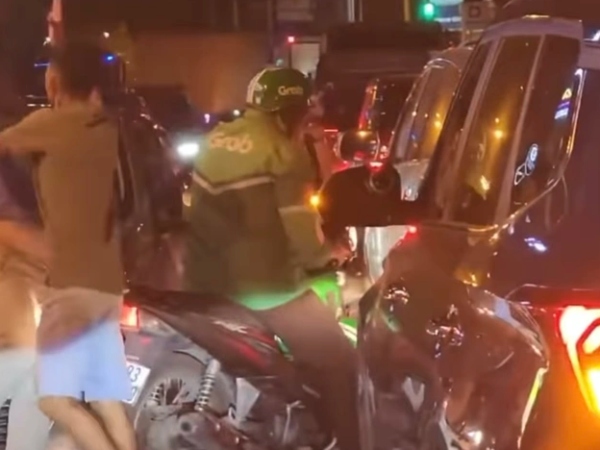 Mạng xã hội chia sẻ clip người đàn ông cầm gậy ba khúc đánh người