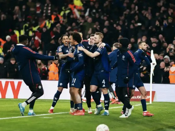 Thủ thành Bayindir hóa người hùng, Man United loại Arsenal sau loạt 11 m