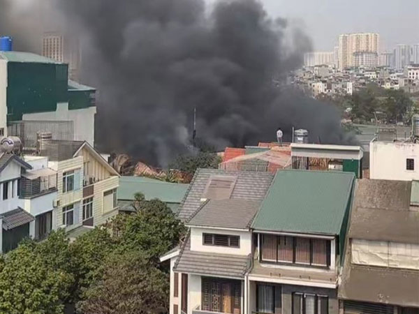Hà Nội: Cháy lớn tại nhà kho ở Tân Triều, cột khói bốc cao hàng chục mét khiến người dân hoảng sợ