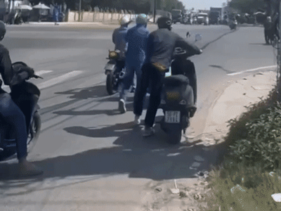 Người đi xe máy dắt bộ, hàng chục ô tô đứng 'chôn chân' ở ngã tư bị hỏng đèn giao thông vì sợ dính phạt