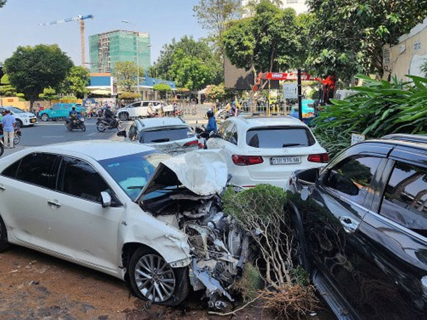 Ô tô 4 chỗ tông hàng loạt xe máy trên đường rồi lao vào sảnh chung cư ở TPHCM